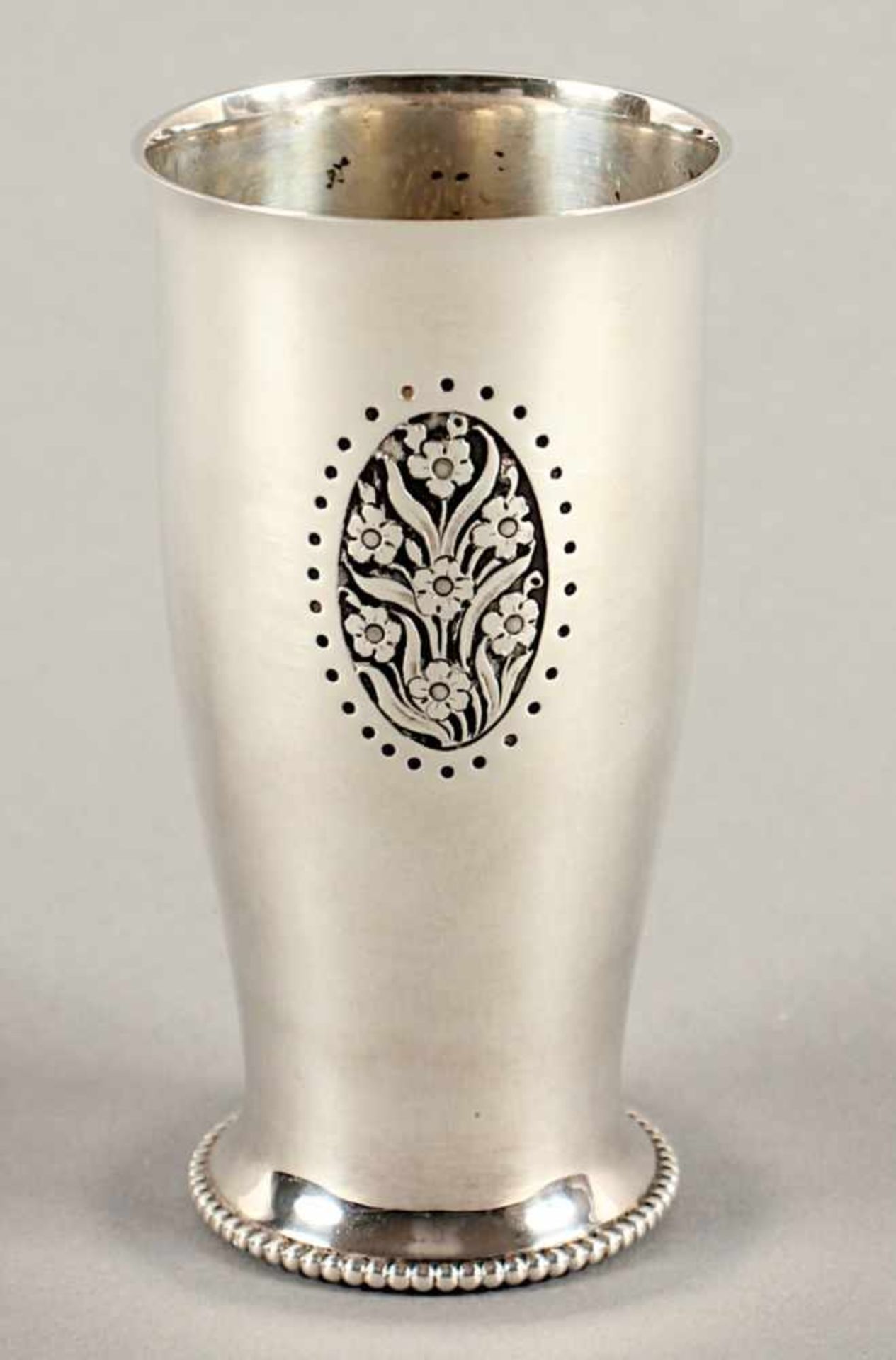 JUGENDSTIL-VASE, 800/ooo, Perlrand, auf der Wandung drei Kartuschen mit floralem Dekor, H 12,