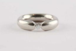 SPANN-RING, 950/ooo Platin, eingespannter Diamantsolitär von ca. 0,18 ct., RG 56, 24,5 g