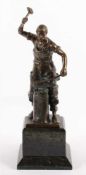 SCHWATENBERG, Spiro, "Der Schmied mit Hammer am Amboss", Bronze, H 32, am Standsockel signiert,