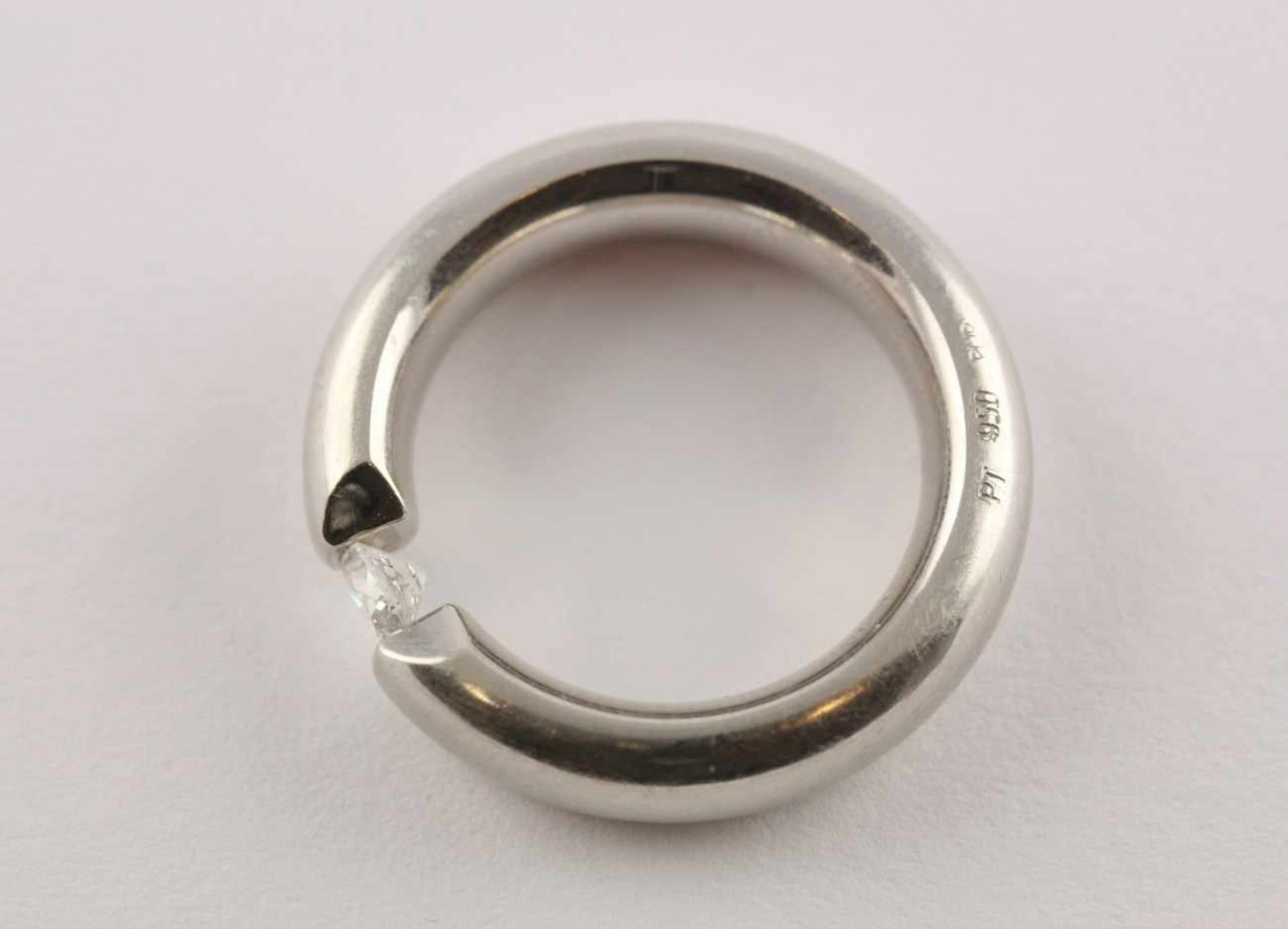 SPANN-RING, 950/ooo Platin, eingespannter Diamantsolitär von ca. 0,18 ct., RG 56, 24,5 g - Bild 2 aus 2