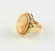 GEMMENRING, 585/ooo Gelbgold, besetzt mit einem Muschelcameo, RG 58, 9,4g