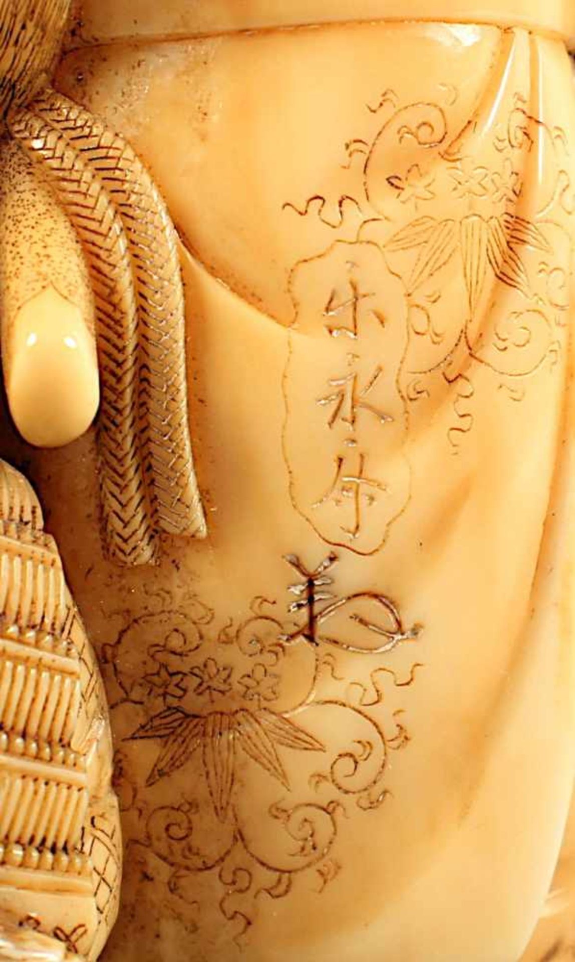 OKIMONO, Walrosszahn, Pupillen schwarzes Horn, neben dem stehendem, Pfeil und Bogen haltenden und in - Bild 6 aus 6