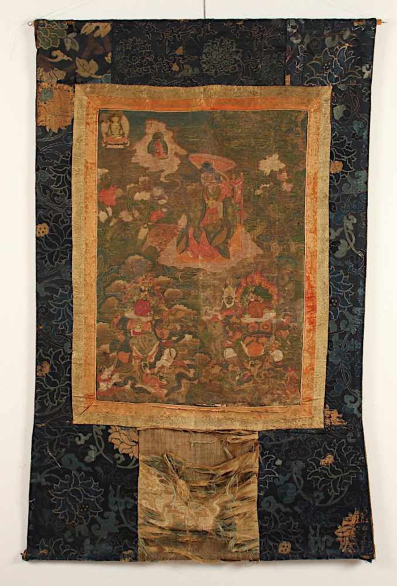 THANGKA DHARMATA, Gouache und Gold auf Leinwand, zentral der rastende Laienarhat mit dem - Image 2 of 3