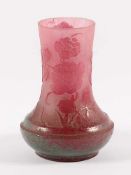 JUGENDSTIL-VASE, farbloses, in die Form gepresstes Glas, purpurfarbene Pulvereinschmelzungen,