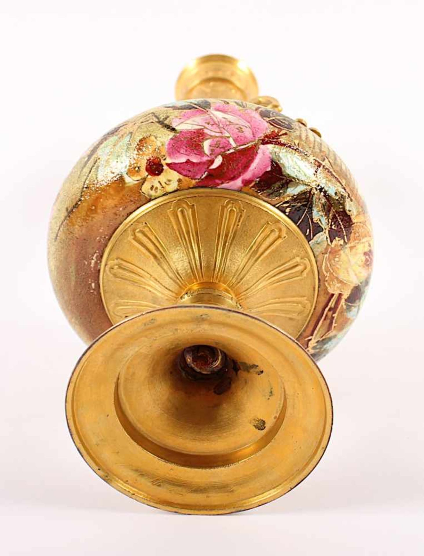 VASE, Metall, vergoldet, Feinsteinzeug, polychrom und goldfarben gemalter Blumendekor mit - Image 4 of 4
