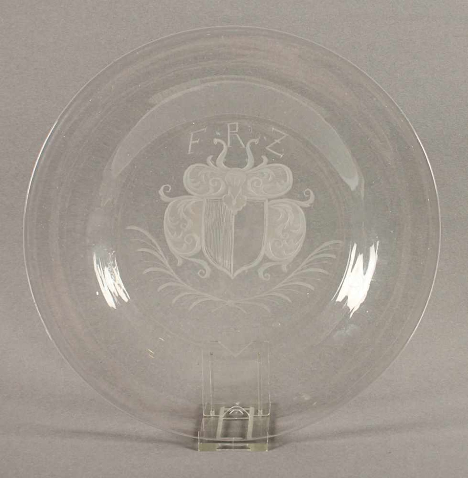 WAPPENTELLER, farbloses Glas, zentrales, matt geschnittenes Wappen mit Helmzier und Monogramm F.R.