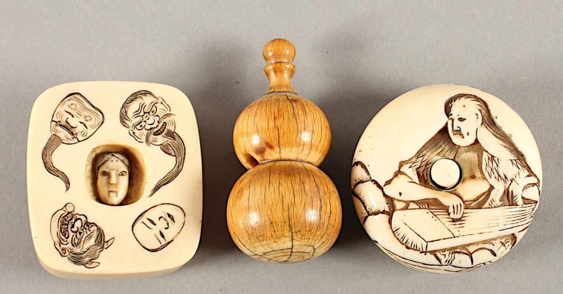 ZWEI MANJU UND EIN NETSUKE, Elfenbein, H bis 5,5, Manju mit Masken sign., Kürbisnetsuke rissig,