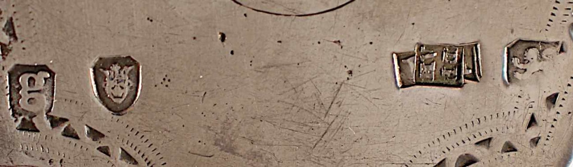 HEBER, 925/ooo, fein gesägte und gravierte Schaufel, Griff mit Perlband und Gravurdekor, L 32,5, - Image 2 of 2