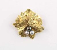 BROSCHE, 585/ooo Gelbgold, Blattform, besetzt mit drei Perlen in verschiedenen Grautönen, auch als
