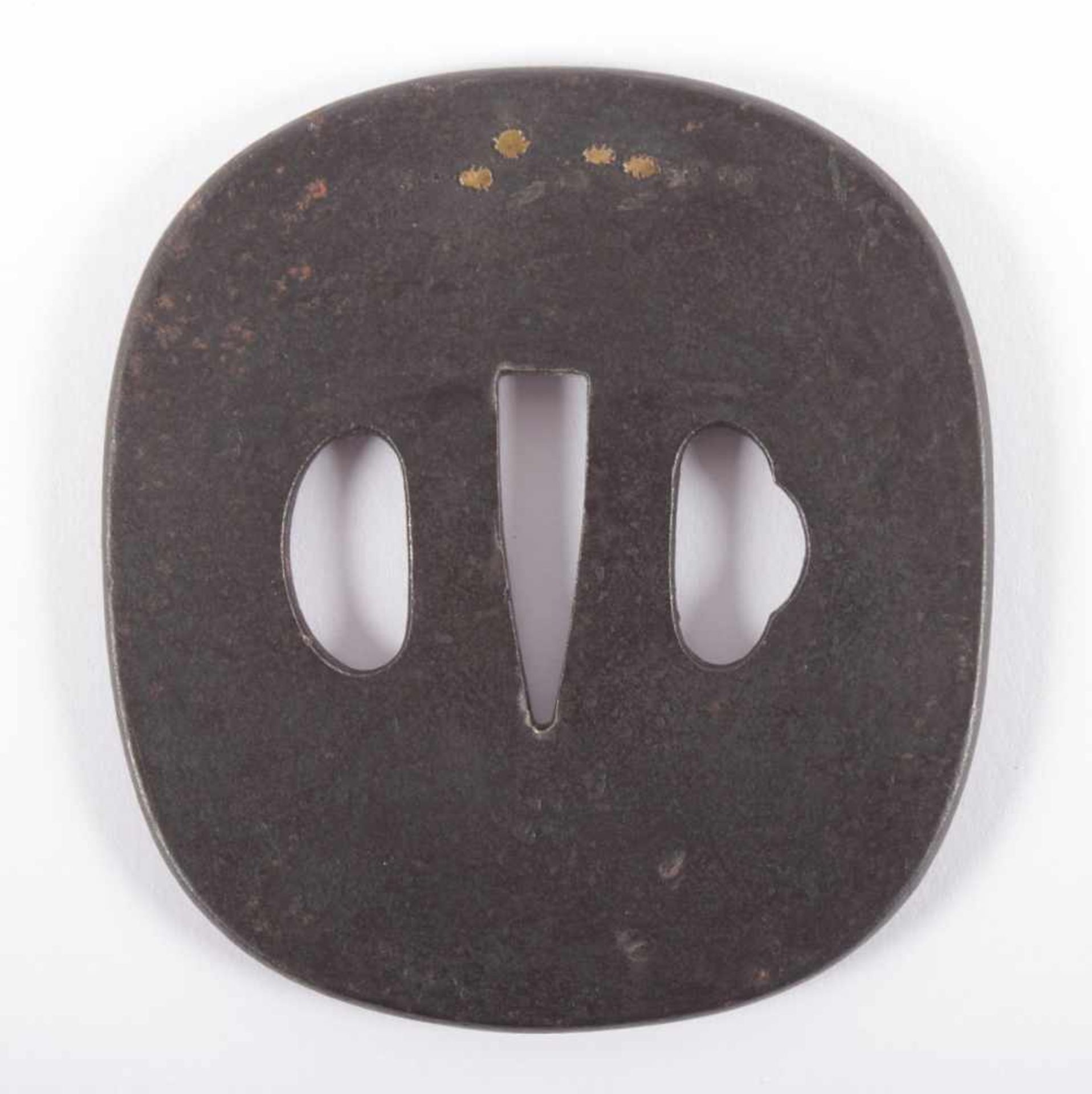 TSUBA, Eisen, abgerundet viereckig, im farbigem Relief Ratte unter Sträuchern, H 8, JAPAN, 19.Jh. - Bild 2 aus 2