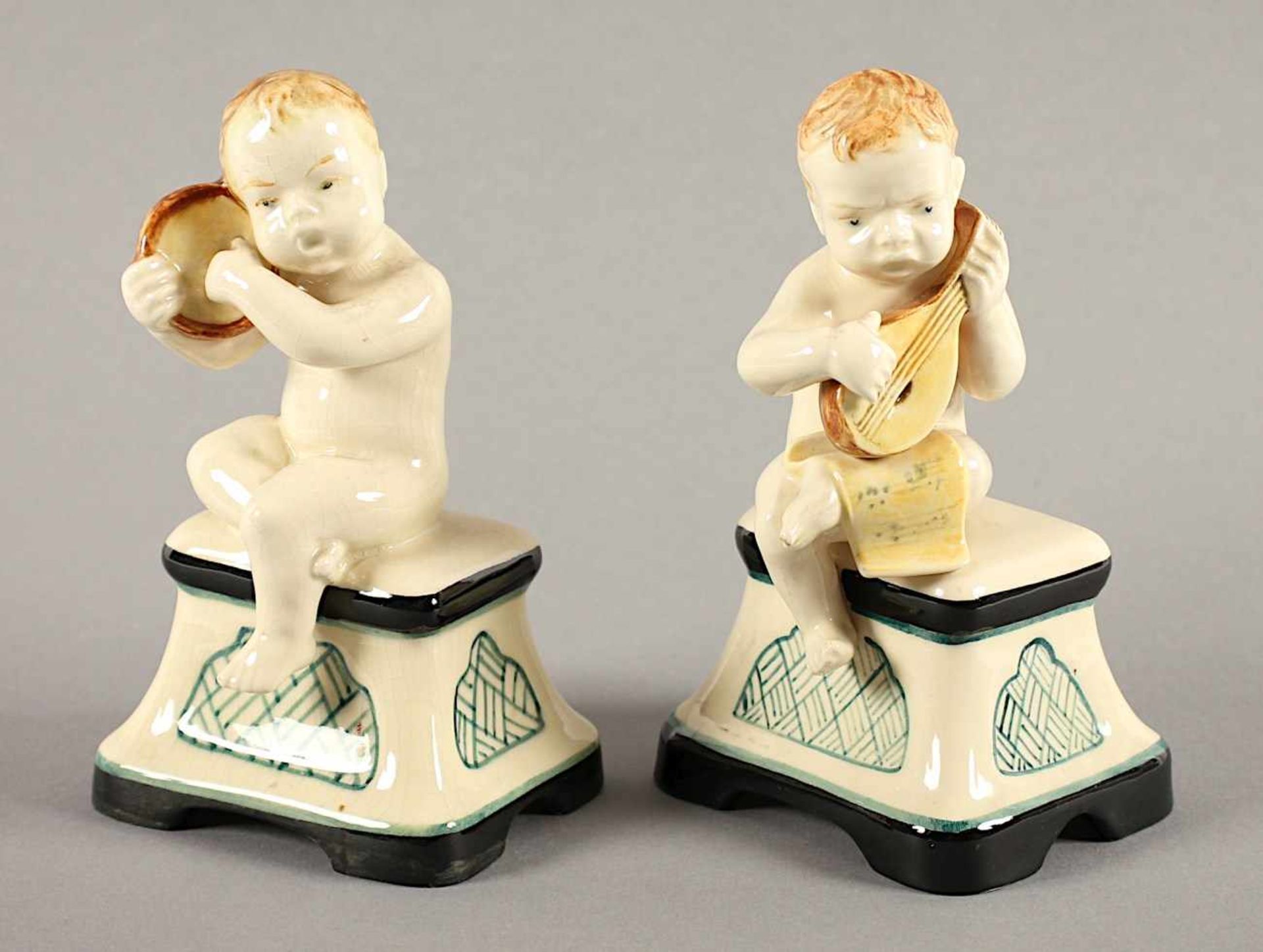 ZWEI MUSIZIERENDE PUTTI, Keramik, polychrome Craqueléglasur, H 14,5, Modellnr. 1115 und 1113,