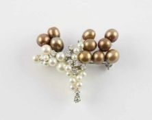 BROSCHE, 585/ooo Weißgold, besetzt mit weißen Zuchtperlen, braunen Biwa-Perlen und Brillanten von