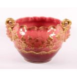 GROSSER JUGENDSTIL-CACHEPOT, Keramik, heller Scherben, roséfarbene Craqueléglasur, Goldstaffage
