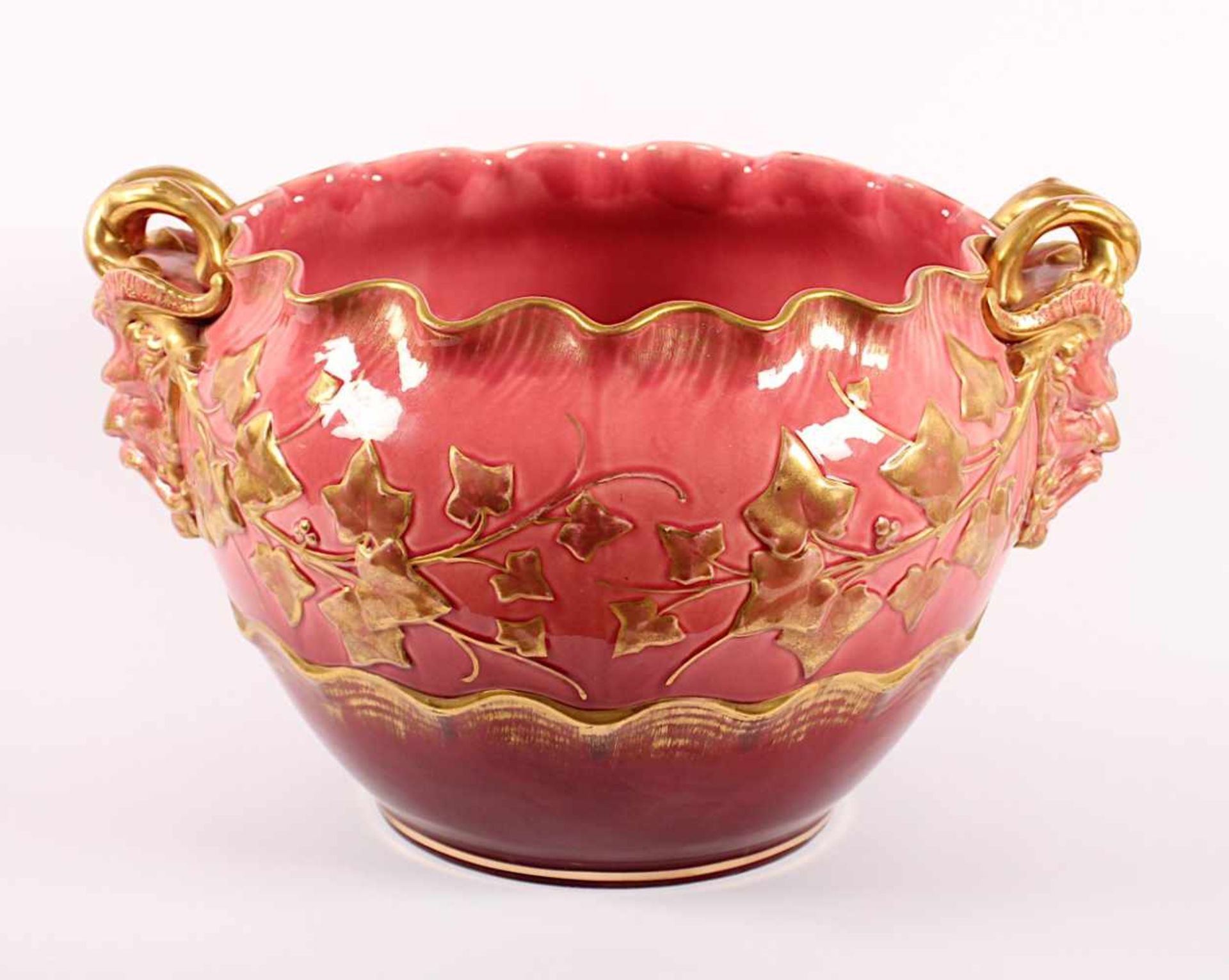 GROSSER JUGENDSTIL-CACHEPOT, Keramik, heller Scherben, roséfarbene Craqueléglasur, Goldstaffage