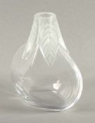 VASE, farbloses, partiell satiniertes Glas, Blattrelief, H 17, LALIQUE, 20.Jh.