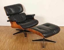 LOUNGE CHAIR MIT OTTOMANE, Palisander und schwarzes Leder, H 79 bzw. 45, besch., Entwurf 1956 von