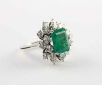 SMARAGDRING, Weißgold, Ringverkleinerung, besetzt mit einem Smaragd im Emerald-Cut von ca. 4,9