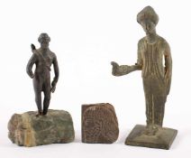 KONVOLUT ANTIKEN, eine Bronzefigur (H 7) eine Scherbe (Steinschnitzerei, 33,5 x 3), wohl