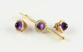 PAAR OHRSTECKER UND BROSCHE, 585/ooo Gelbgold, jeweils besetzt mit einem Amethystcabochon und