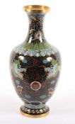 CLOISONNÉ-VASE, im farbigen Emailcloisonné dekoriert, in feiner Zeichnung auf schwarzem Grund die