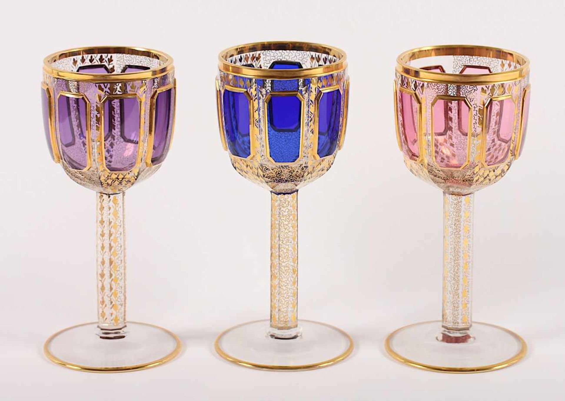 DREI KERLCHGLÄSER, farbloses Glas, partiell polychrom getönt, reiche Goldmalerei, H 18, Franz HEIDE,