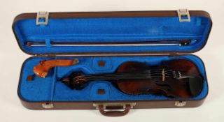 VIOLINE, im Kasten mit Schutzhülle, Schnecke als Löwenkopf geschnitzt, mit Bogen, L 59, min.ber.,