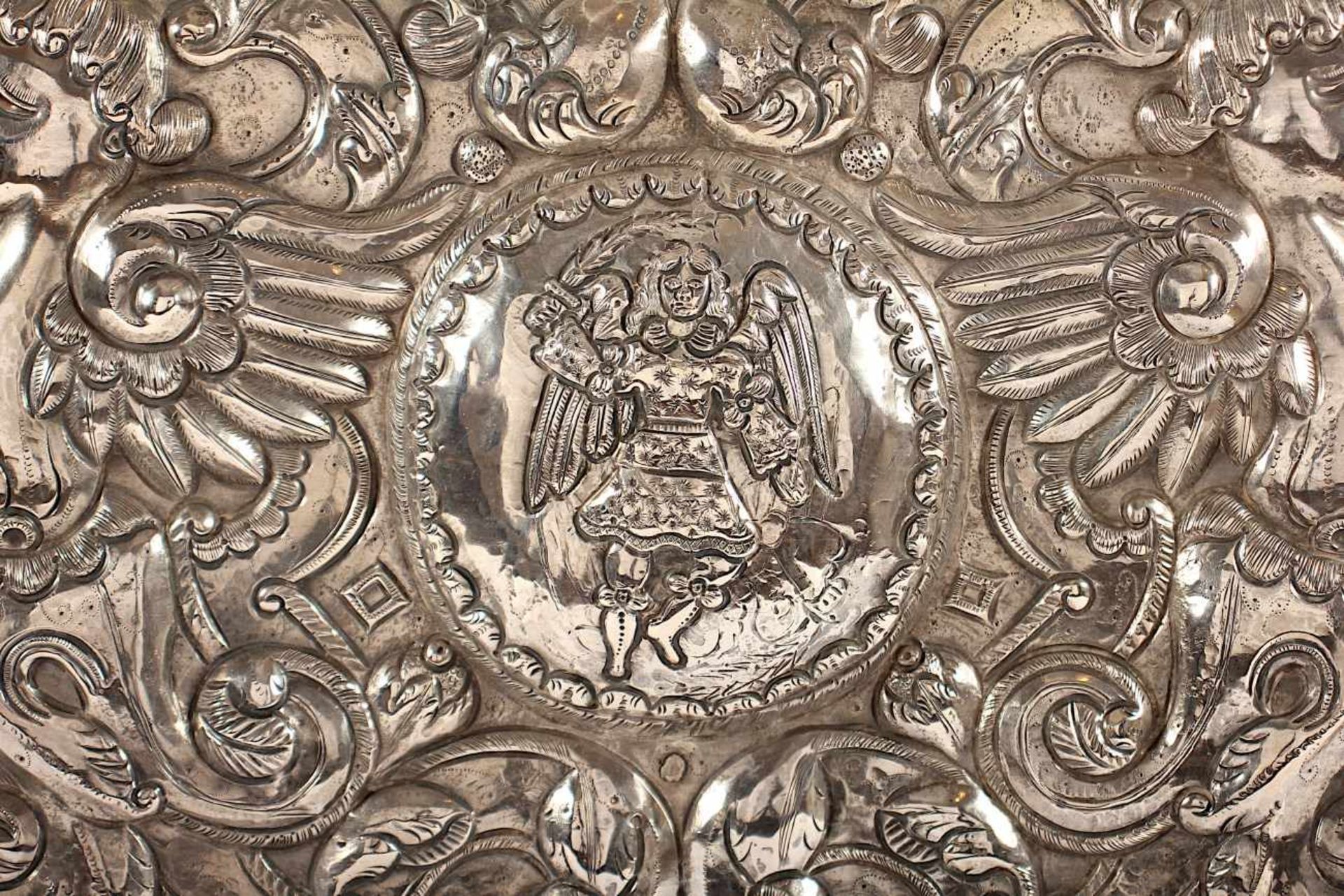 RELIEFBILD, Silber, reicher getriebener Dekor, zentral die Darstellung des Erzengels Michael mit dem - Image 2 of 2