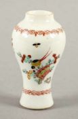 KLEINE VASE, Porzellan, polychromer Kakiemondekor, H 8,5, minst.ber., CHINA, 19.Jh.