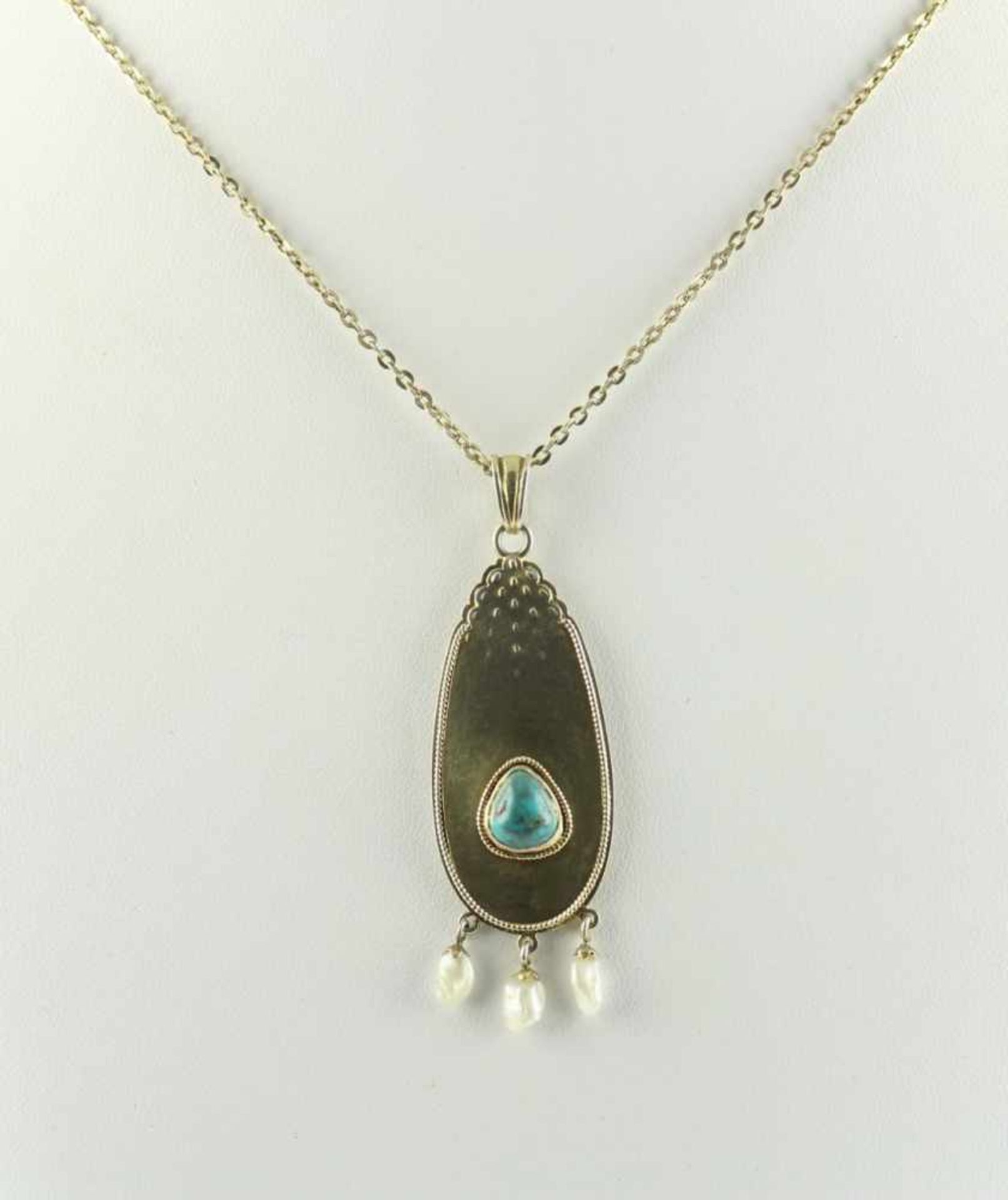 ANHÄNGER AN KETTE, 800/ooo Silber und doublé, besetzt mit einem Türkis und Perlen, L der Kette 44, L