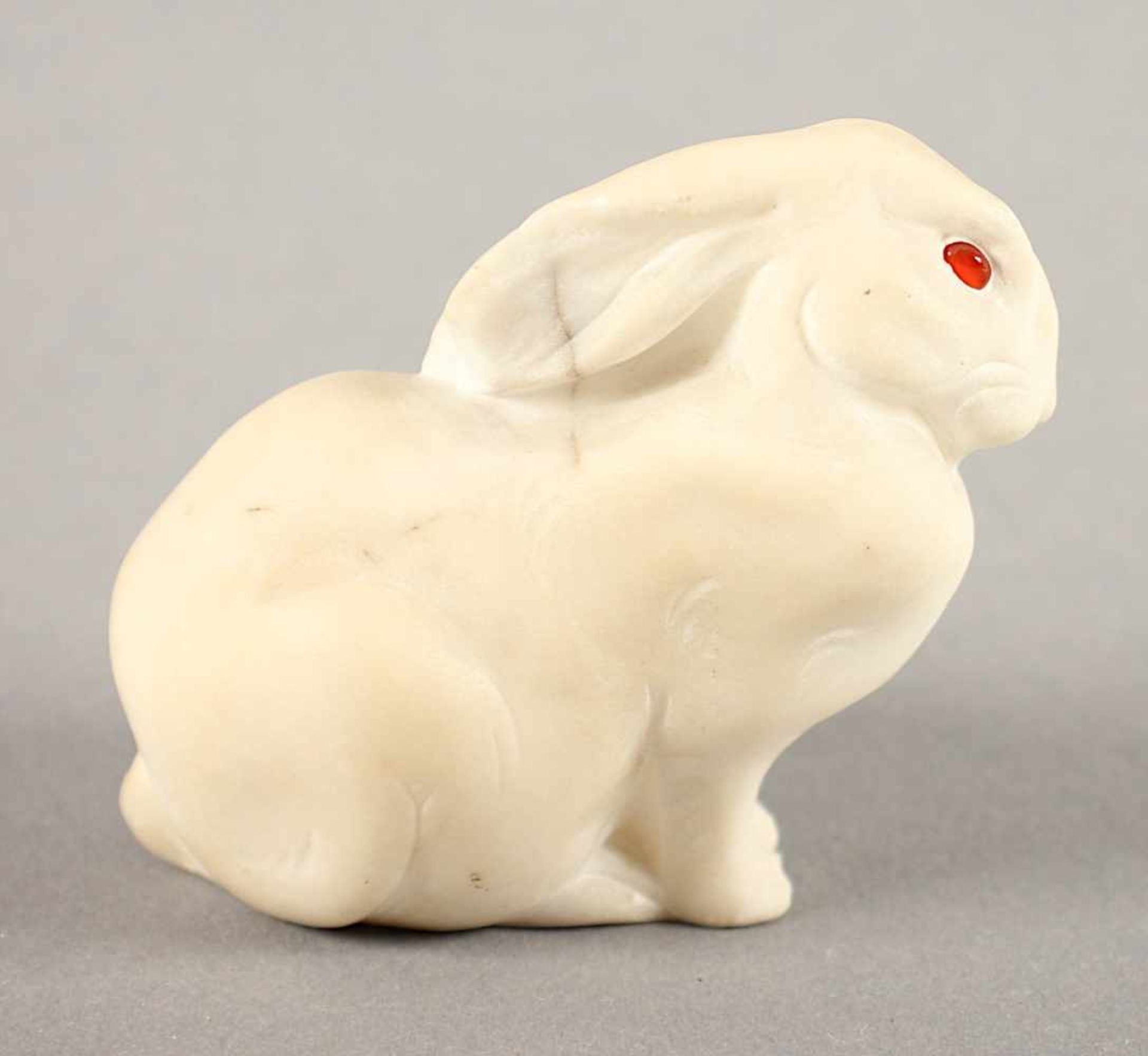 SITZENDER HASE, Alabaster, rote Glasaugen, verso Ritznummern, H 6, min.besch., A.20.Jh. - Bild 2 aus 2