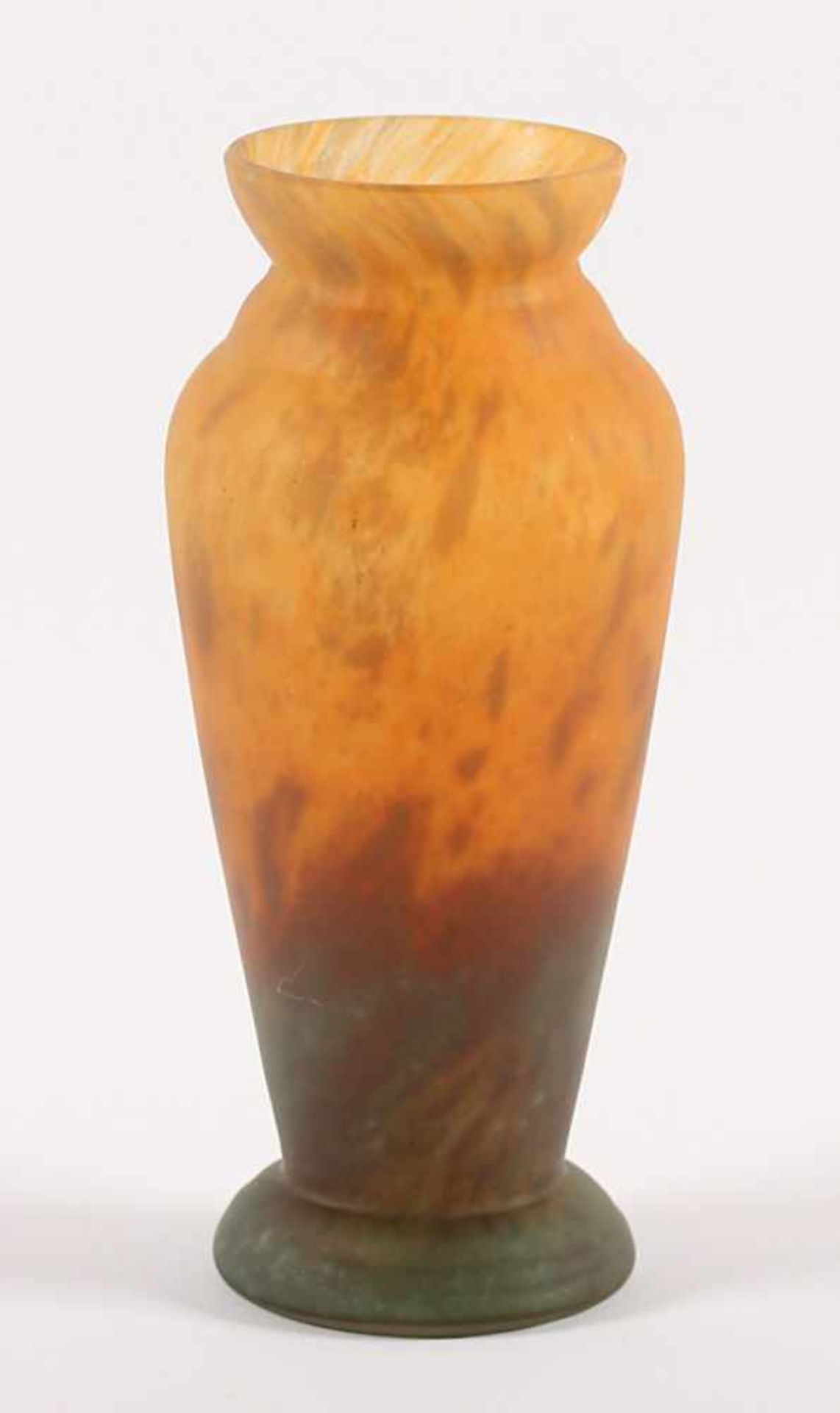 KLEINE VASE, farbloses, satiniertes Glas, grüne und orangefarbene Pulvereinschmelzungen, H 13, DAUM,