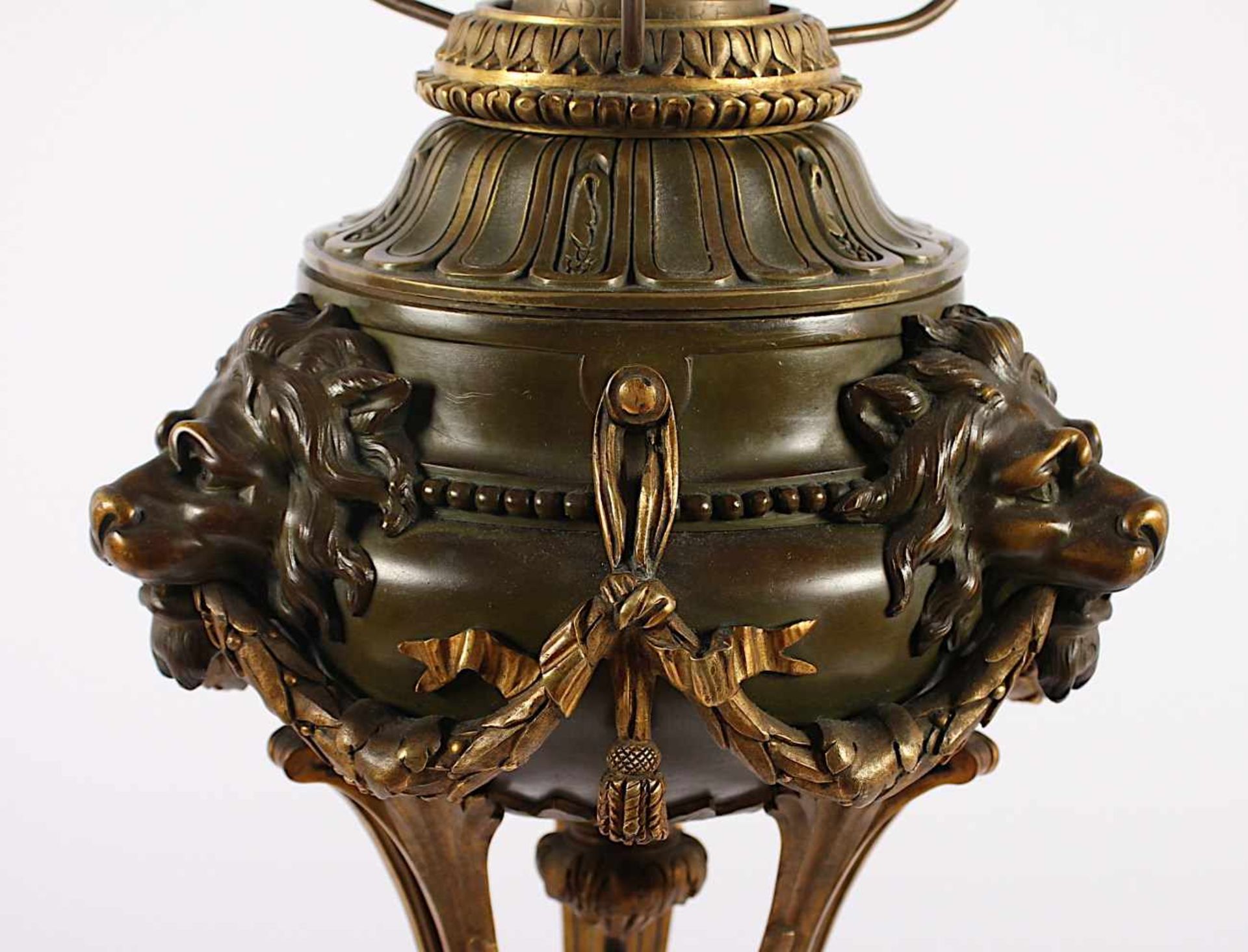 LAMPENFUSS, Bronze, verschieden patiniert, H 59, ohne Schirm, mit Ölbehälter, wohl BERLIN, um 1880 - Bild 2 aus 2