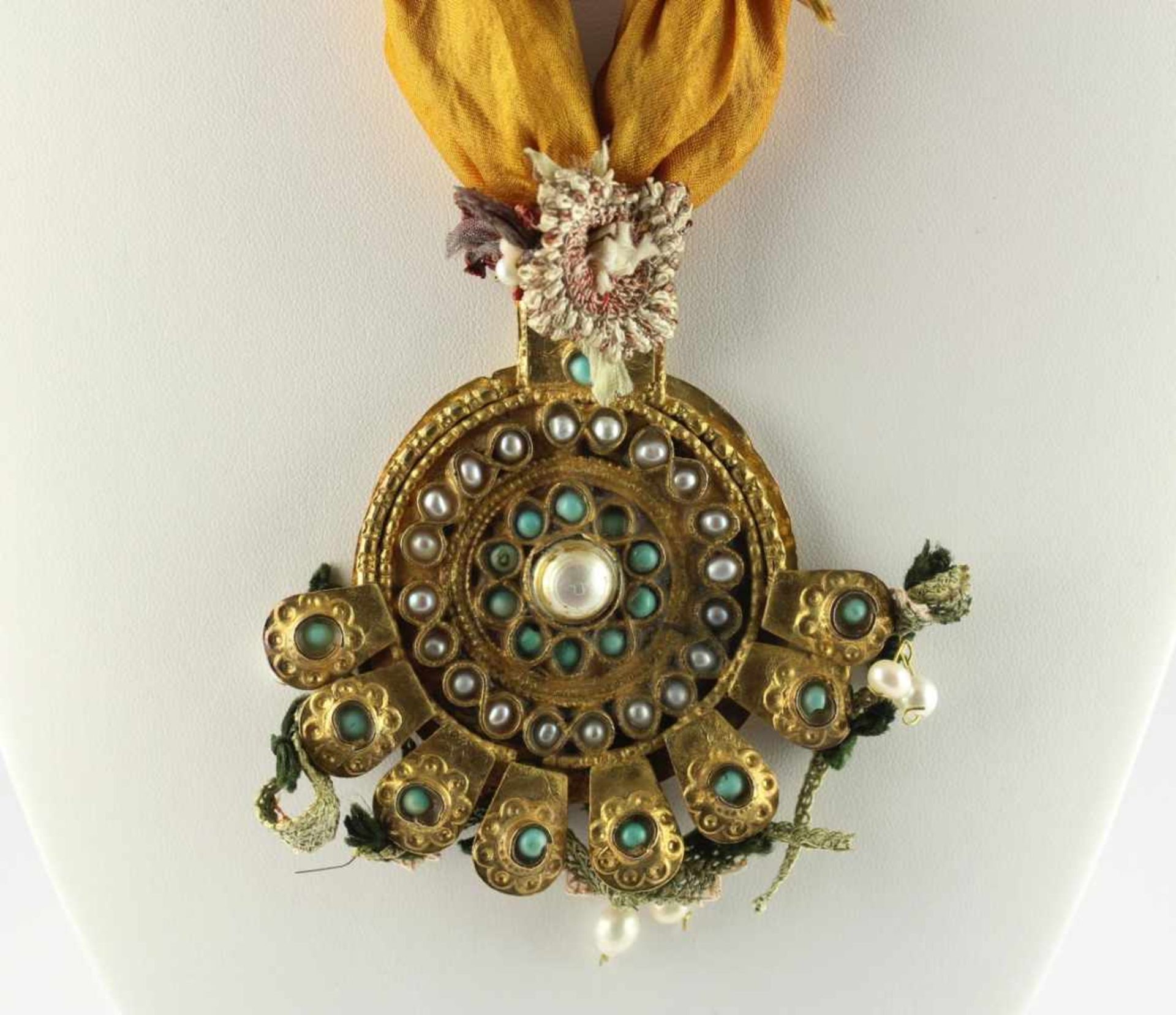 TRACHTENKETTE, Silberlegierung, besetzt mit Türkisen und Perlen, an Seidenband, USBEKISTAN - Image 2 of 2