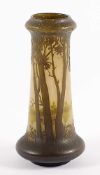 JUGENDSTIL-STANGENVASE, farbloses Glas, beige getönt, in Grüntönen überfangen, umlaufend geätzte