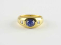 BANDRING, 750/ooo Gelbgold, besetzt mit einem Safircabochon von ca. 2,52 ct. und Brillanten von