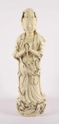 BLANC DE CHINE-FIGUR EINES STEHENDEN GUANYIN, Porzellan, auf einem Wellenberg mit Lotosblüten und