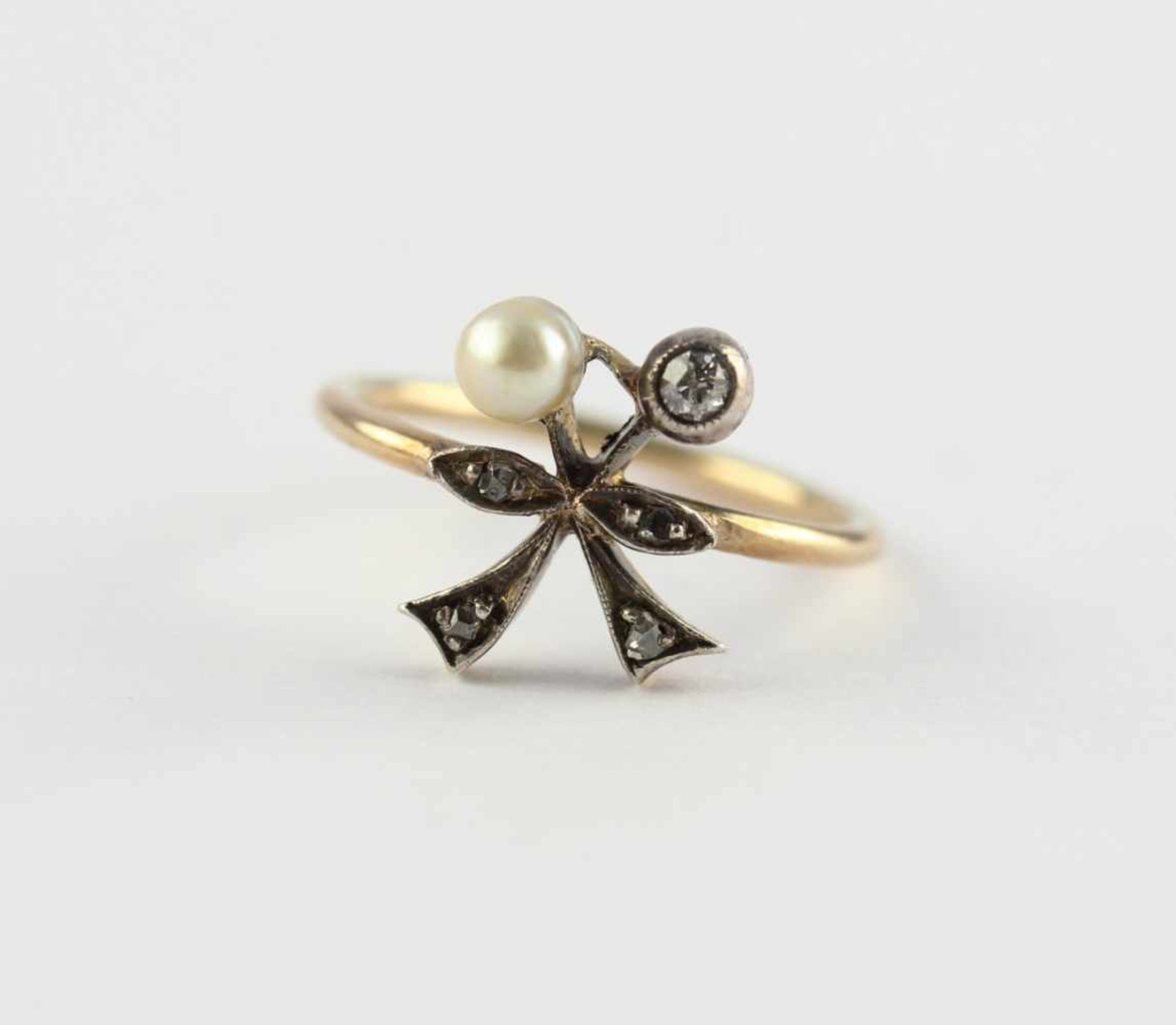 DAMENRING, 585/ooo Gelbgold und Silber, besetzt mit einer kleinen Perle und einem Diamanten, RG