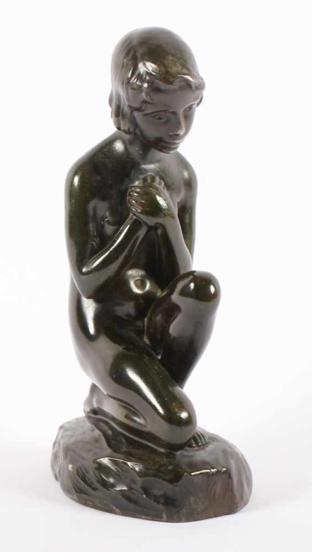 BORCH, Elna (1869 Kopenhagen - 1950), "Sitzendes Mädchen", Bronze, H 19, am Sockel signiert,