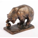 PALLENBERG, Joseph Franz (1882-1945), "Bär mit Ball", Bronze, H 11, auf der Standfläche signiert, an