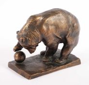 PALLENBERG, Joseph Franz (1882-1945), "Bär mit Ball", Bronze, H 11, auf der Standfläche signiert, an