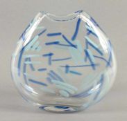 VASE, farbloses Glas, blaue Fadeneinschmelzungen, H 22, min.ber., sign. Le Des und datiert (19)89