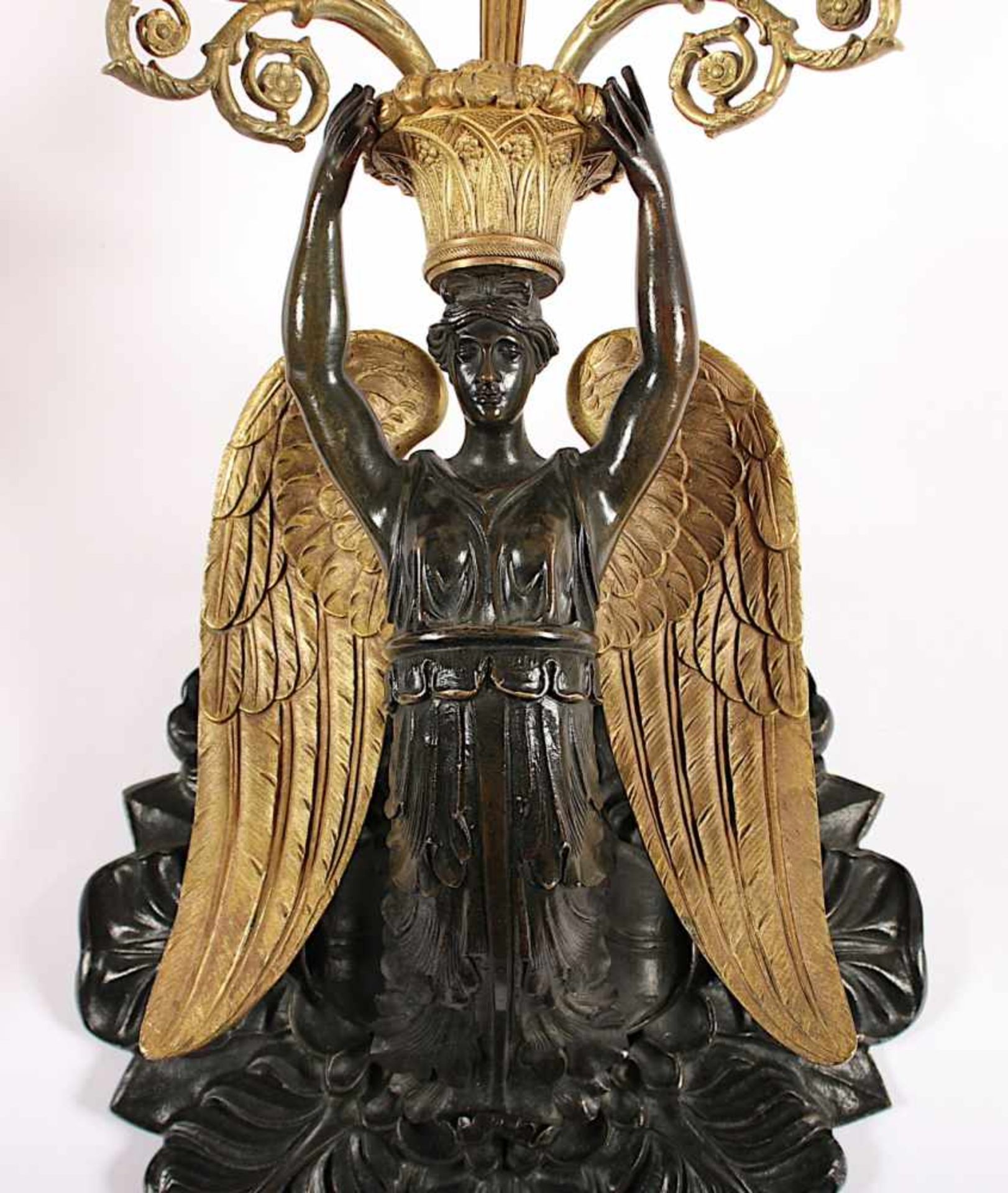 PAAR EMPIRE-WANDLEUCHTER, Bronze, patiniert und teilweise feuervergoldet, dreiflammig, H 42, - Bild 4 aus 4