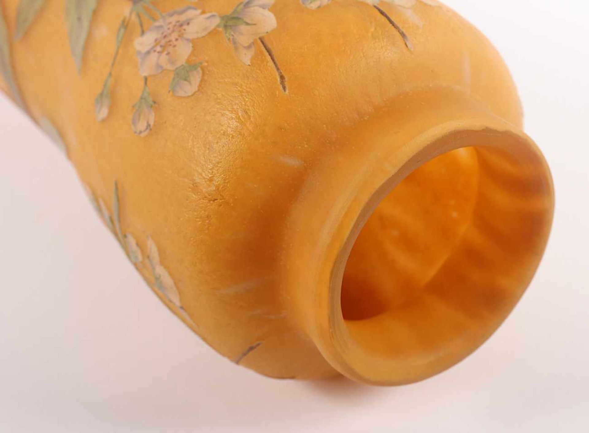 JUGENDSTIL-VASE, farbloses, satiniertes Glas, orange-gelbe Pulvereinschmelzungen, umlaufend - Bild 4 aus 6