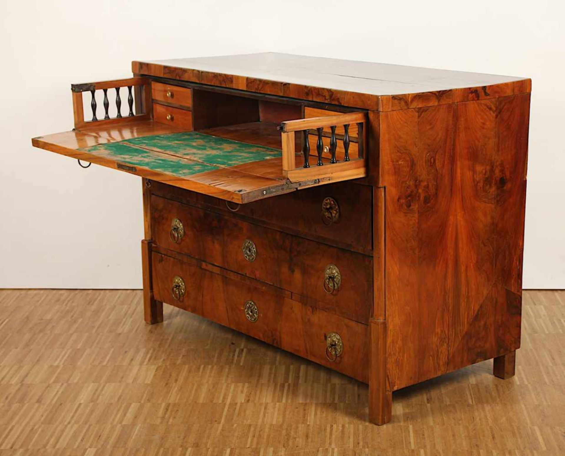 BIEDERMEIER-SCHREIBKOMMODE, Nussbaum, vierschübiger Korpus mit ausziehbarem Schreibelement, besch. - Bild 3 aus 6