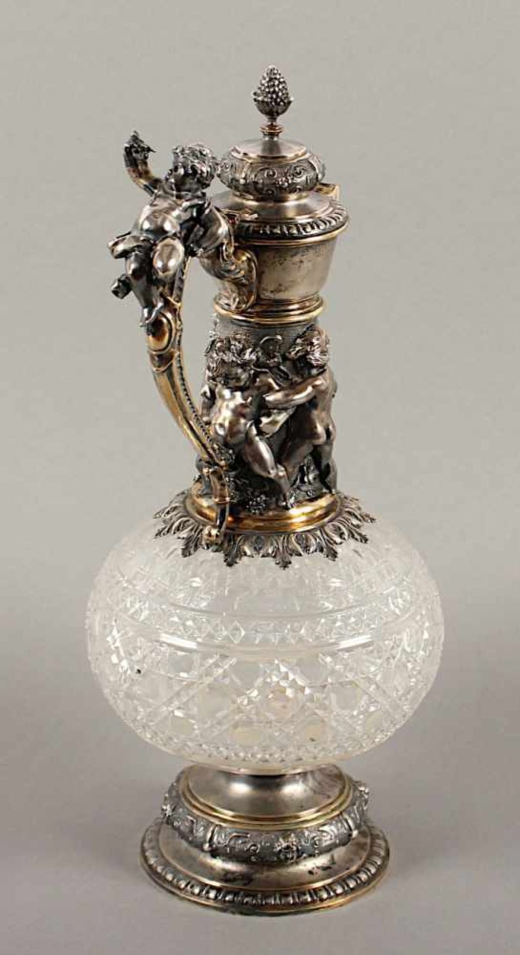 HISTORISMUS-KARAFFE, farbloses Glas mit Zierschliff, Montierung 800/ooo, partiell vergoldet, - Image 2 of 3