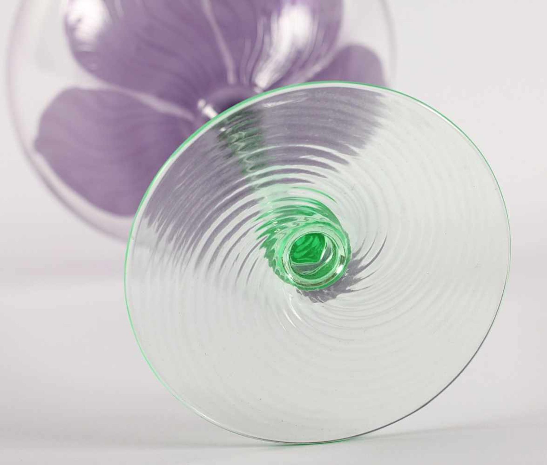 JUGENDSTIL-KELCHGLAS, farbloses Glas, violett und grün getönt, auf der Kuppa geätztes Blattrelief, H - Image 3 of 3
