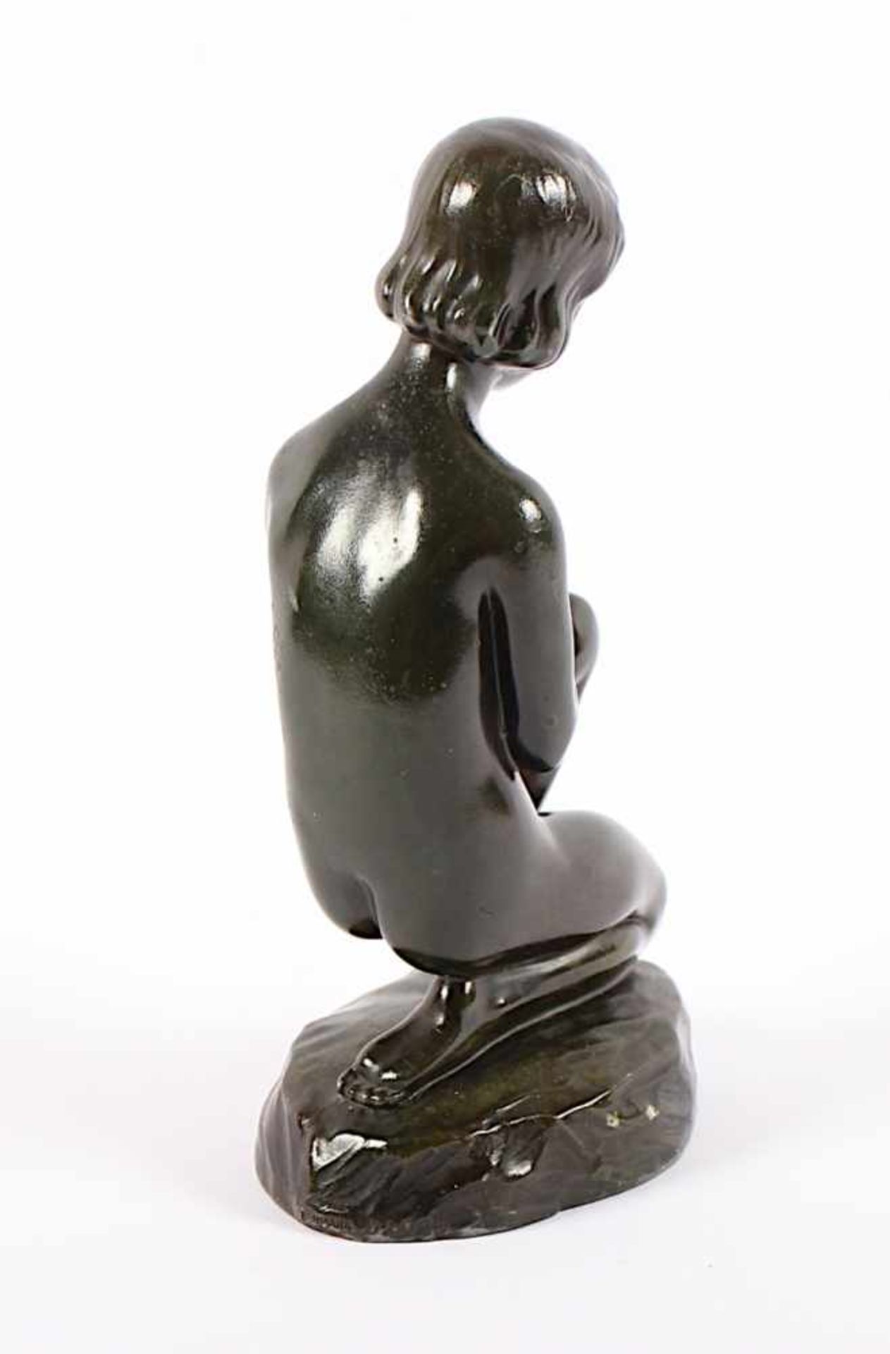 BORCH, Elna (1869 Kopenhagen - 1950), "Sitzendes Mädchen", Bronze, H 19, am Sockel signiert, - Image 3 of 4