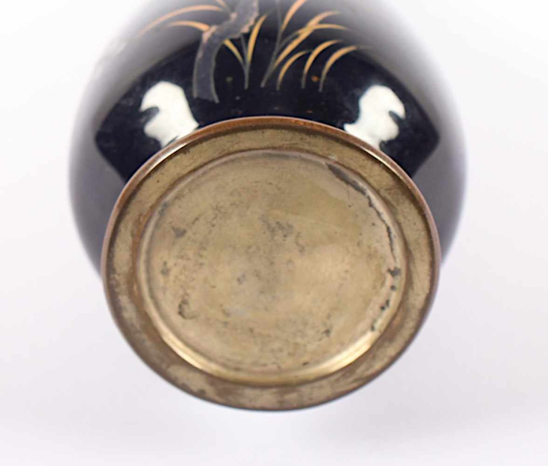 CLOISONNÉ-VASE, im farbigen Emailcloisonné und feiner Silberdrahtzeichnung auf dunkelblauem Fond - Bild 3 aus 3
