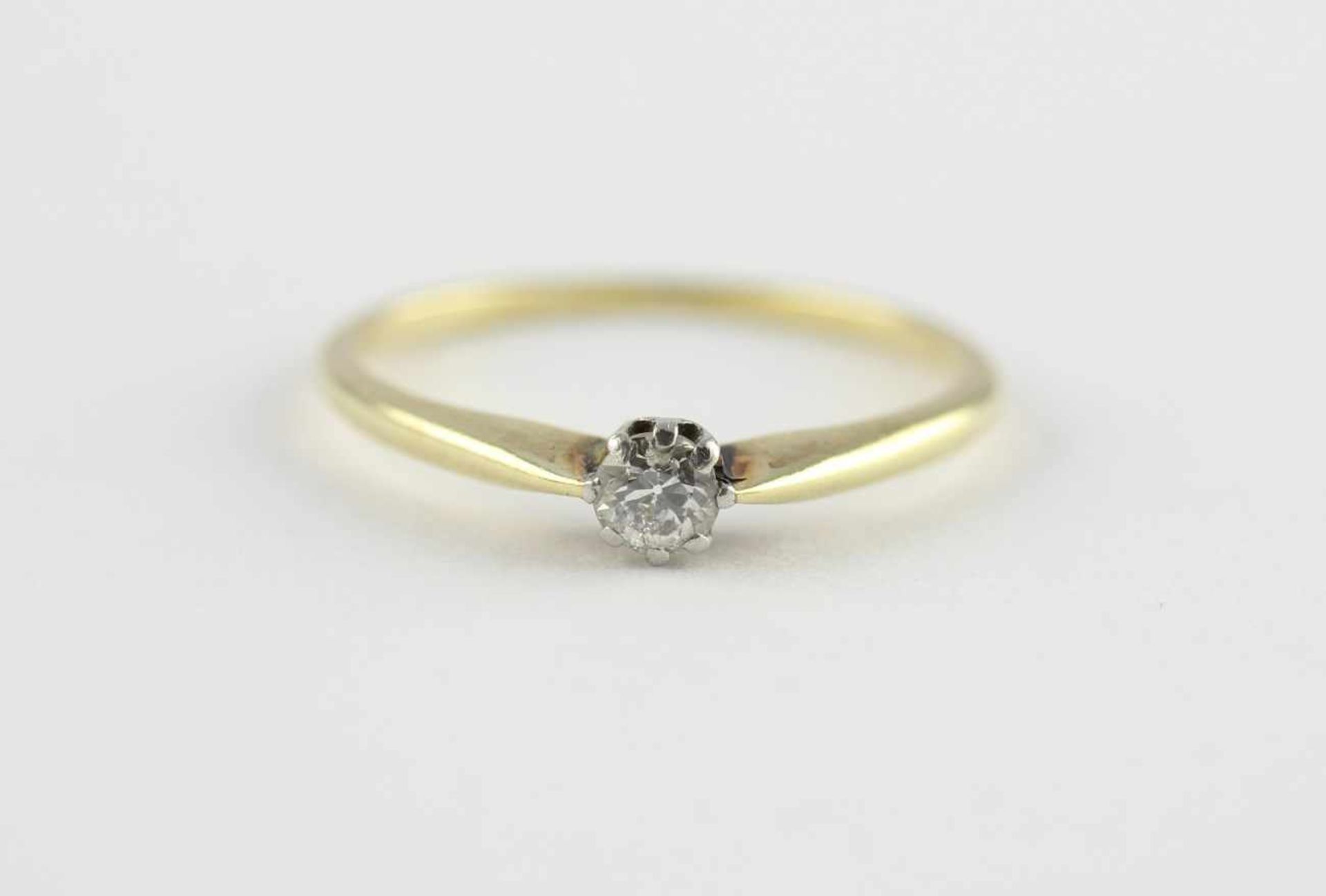 DAMENRING, 585/ooo Gelbgold, besetzt mit einem kleinen Altschliffdiamanten von ca. 0,15 ct., RG