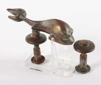 TÜRKLOPFER "DELFIN", Bronze, 2tlg., L 14,5, 20.Jh.